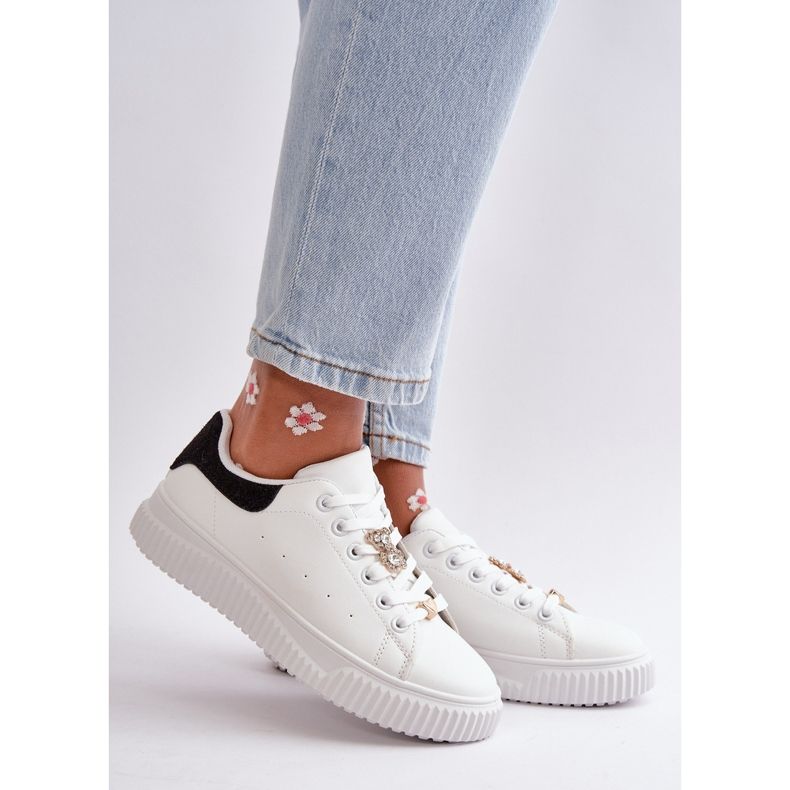 Sneakers basse realizzate in ecopelle con spille, Cillione bianca e nera 1