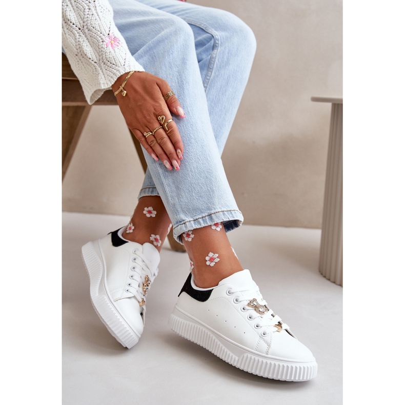 Sneakers basse realizzate in ecopelle con spille, Cillione bianca e nera bianco 2