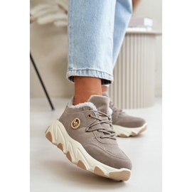 Scarpe sportive stringate isolate da donna sulla piattaforma, grigie e bianche grigio 2