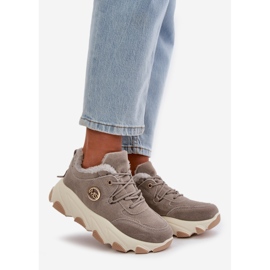 Scarpe sportive stringate isolate da donna sulla piattaforma, grigie e bianche grigio 1
