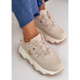 Scarpe sportive stringate isolate da donna sulla piattaforma, beige, bianco 2