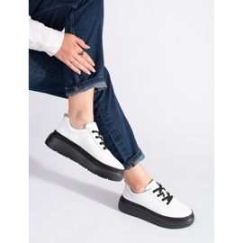 Scarpe bianche in pelle su una piattaforma nera bianco 1
