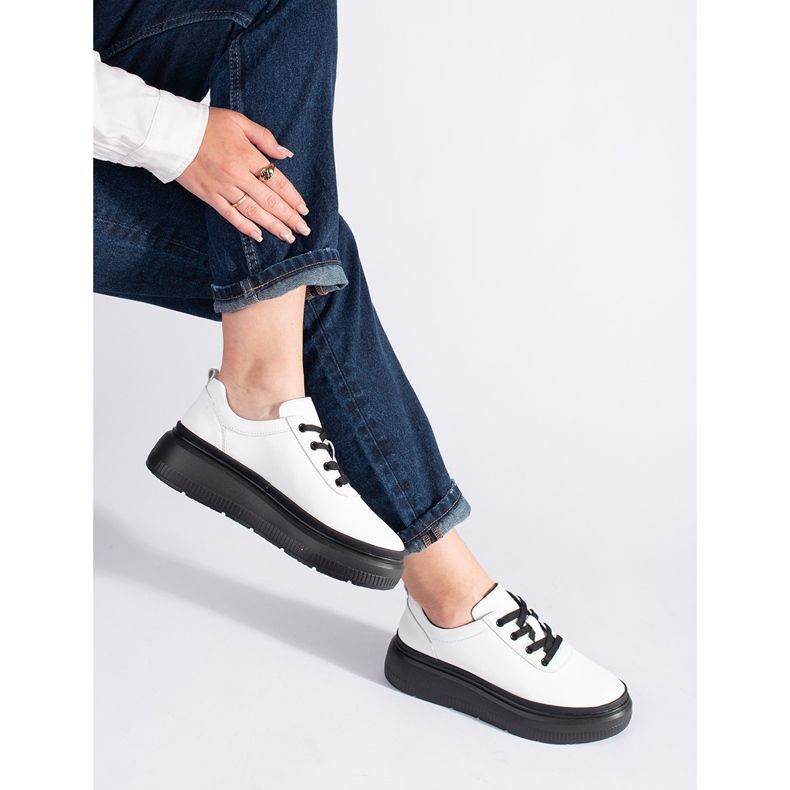Scarpe bianche in pelle su una piattaforma nera bianco 1