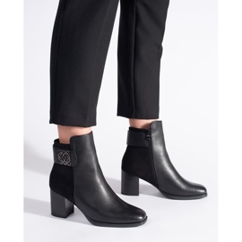 Stivaletti neri con tacco alto e cinturino decorativo nero 2