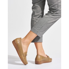 Mocassini traforati beige con zeppa bassa 1