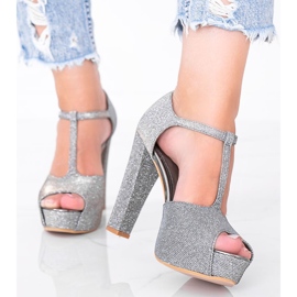 Pumps grigie lucide sul post di Elissa grigio 1