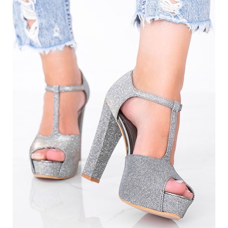 Pumps grigie lucide sul post di Elissa grigio 1