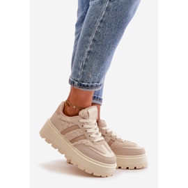 Scarpe da ginnastica isolate beige da donna su una piattaforma con pelle di pecora Daivlene 1