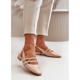 Ballerine di vernice con listini sul tacco basso, Beige Bialettia 2