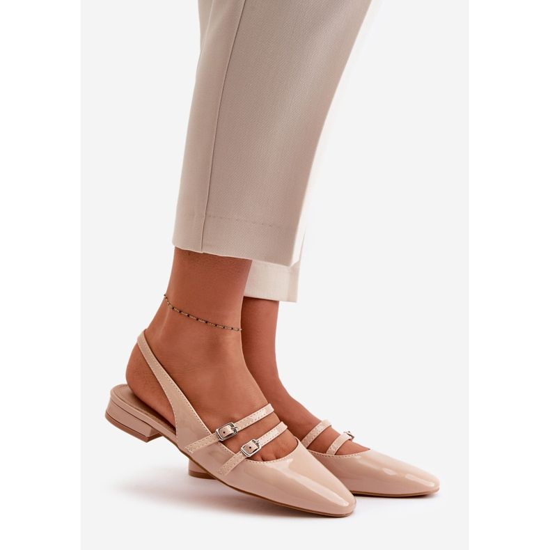 Ballerine di vernice con listini sul tacco basso, Beige Bialettia 1