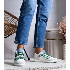Sneakers grigie con lacci verdi di Aucoin bianca 1