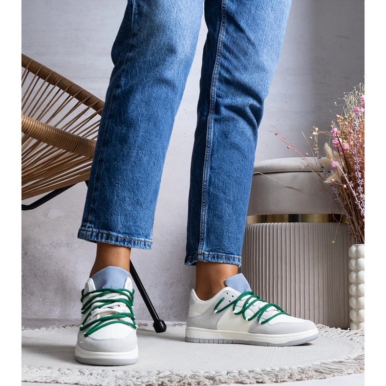 Sneakers grigie con lacci verdi di Aucoin bianca 1