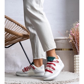 Sneakers grigie con lacci rossi di Aucoin bianca 1