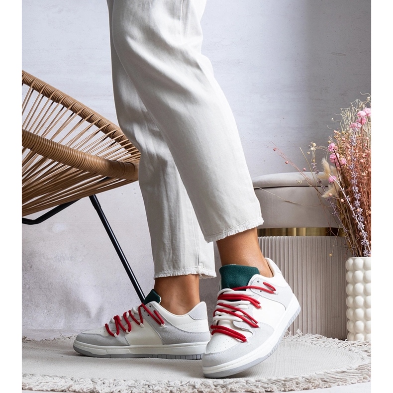 Sneakers grigie con lacci rossi di Aucoin bianco 1