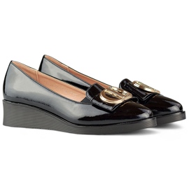 Scarpe eleganti in vernice nera con decorazione su zeppa bassa nero 1