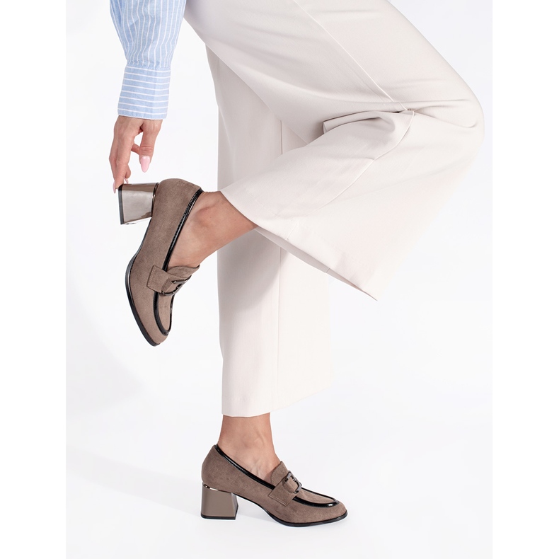 Scarpe beige in camoscio con tacco spesso 2
