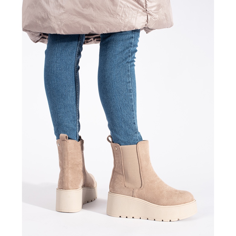 Stivaletti Chelsea in camoscio beige con zeppa 1