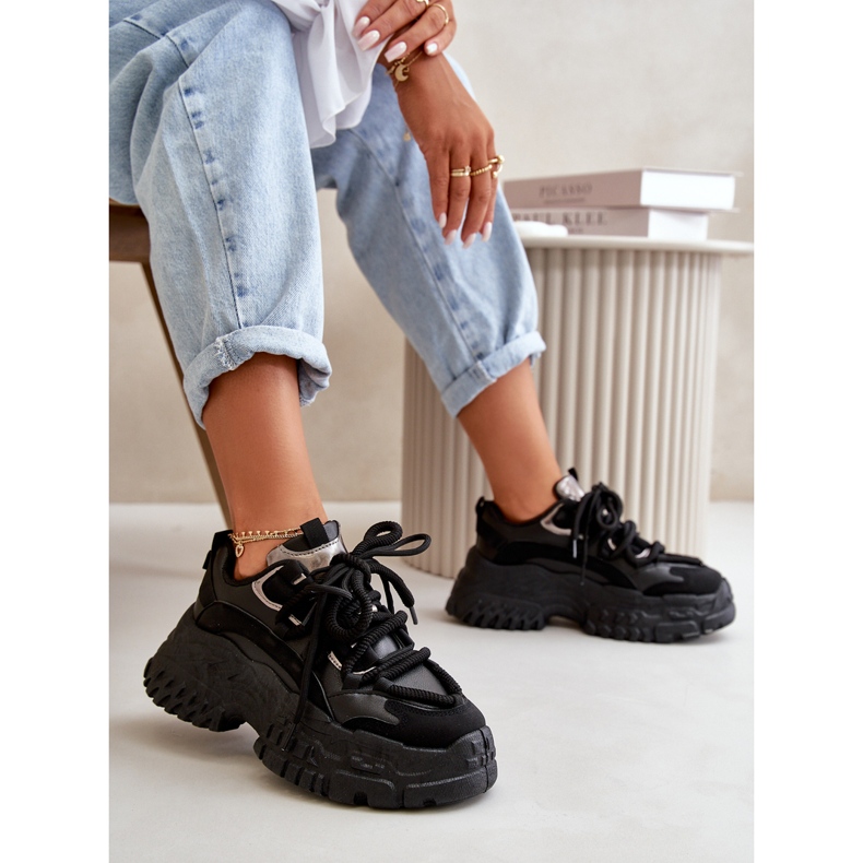 Sneaker sportive femminili su un'enorme suola nera nero 1