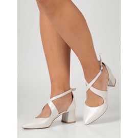 BUTDAM Décolleté con tacco basso e cinturini Alba color ecrù beige 1