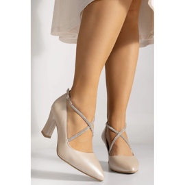 Décolleté in pelle con cinturini incrociati decorativi, beige BUTDAM 1