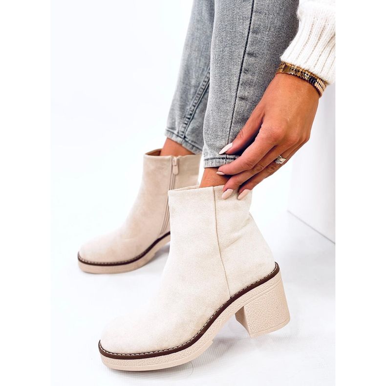 Stivaletti Eliza in camoscio beige con tacco largo 1