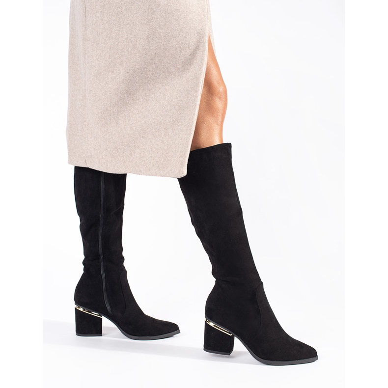 Stivali da donna in camoscio nero sul post 1