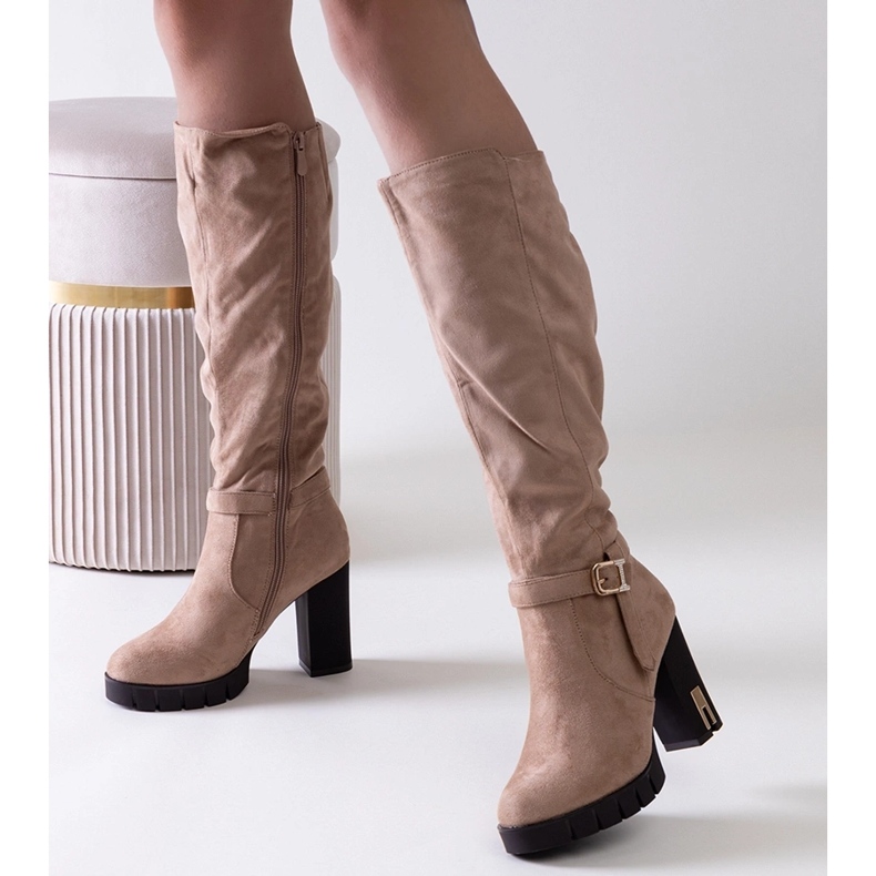 Stivali beige isolanti con tacco alto di Alra 1