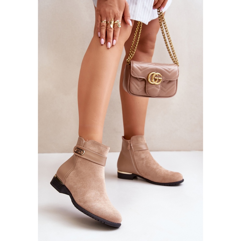Stivali da donna isolati beige con tacco piatto con dettaglio dorato Ravasira 2