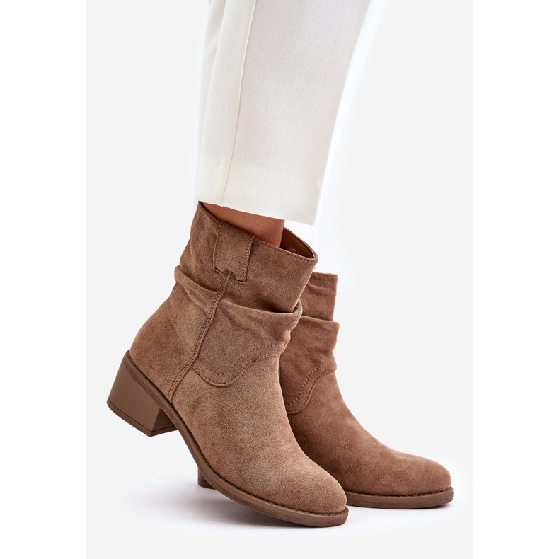Stivaletti isolati beige Zinanya da donna con tomaia increspata e tacco basso 1