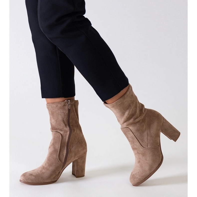 Stivaletti aderenti beige con tacco alto realizzati in eco-pelle scamosciata di Haner 1