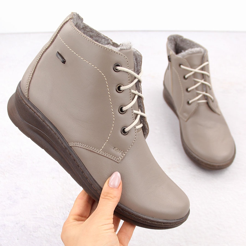 Comodi stivali invernali da donna con zeppa in pelle beige Helios 584 1