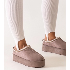 Pantofole beige scuro decorate con ricami su plateau alto di Luanela 1
