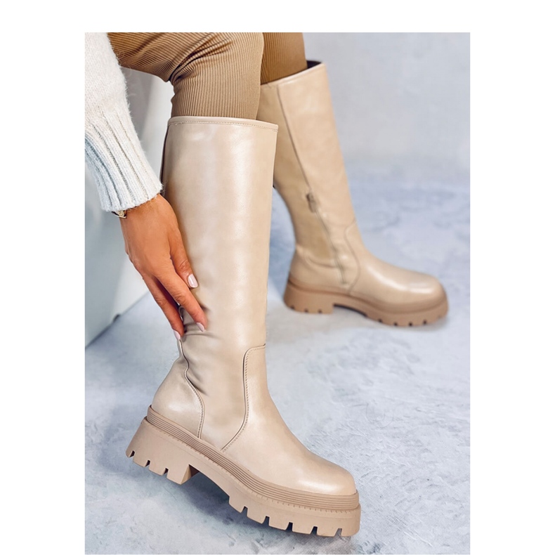 Stivali beige con suola spessa 1