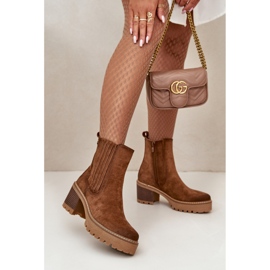 Stivaletti da donna realizzati in eco suede marrone 1