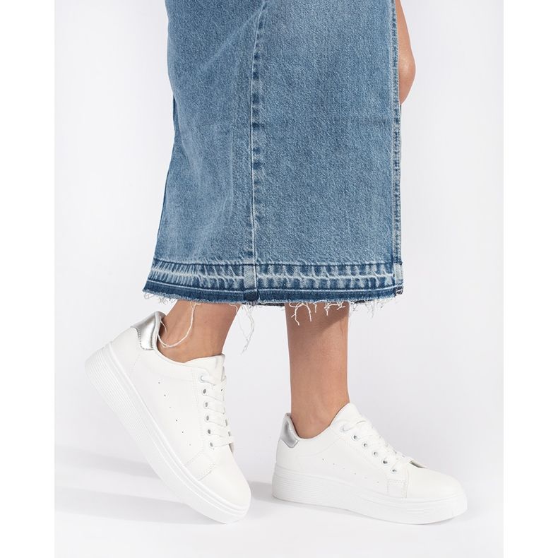 Sneakers bianche sulla piattaforma bianco 1