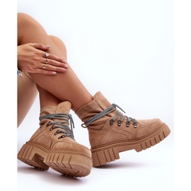 Stivaletti da donna in pelle scamosciata con plateau beige 2