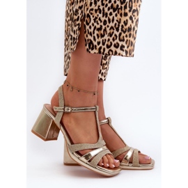 Sandali d'oro sul palo 1