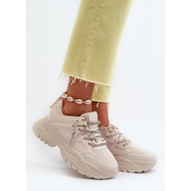 Scarpe sportive su un'enorme piattaforma beige 1