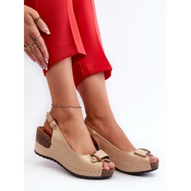 Sandali con zeppa da donna beige 1