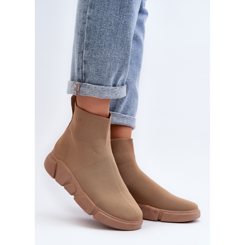 Scarpe sportive beige con calzino marrone 1