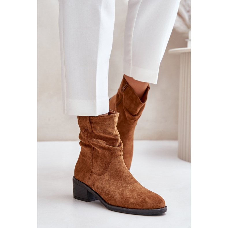 Stivaletti classici da donna realizzati in eco-camoscio Camel marrone 1