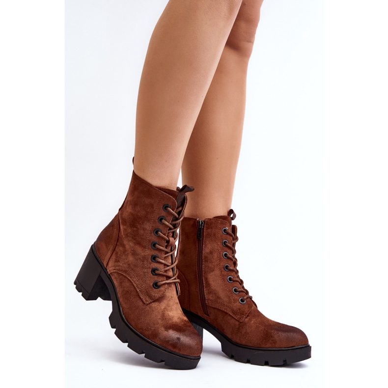 Stivaletti da donna realizzati in eco suede marrone 1