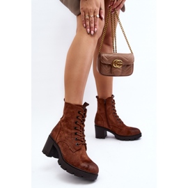 Stivaletti da donna realizzati in eco suede marrone 2