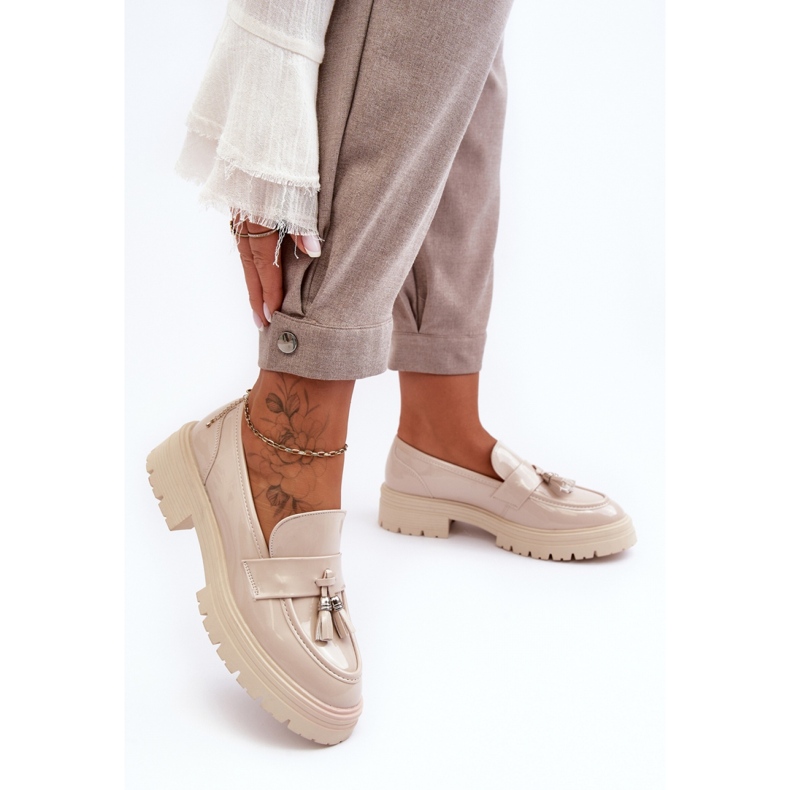 Mocassini con frange in vernice beige 1
