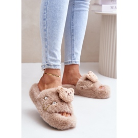 Pantofole da donna in pelliccia Innalise beige con orsetto ed elementi decorativi 2