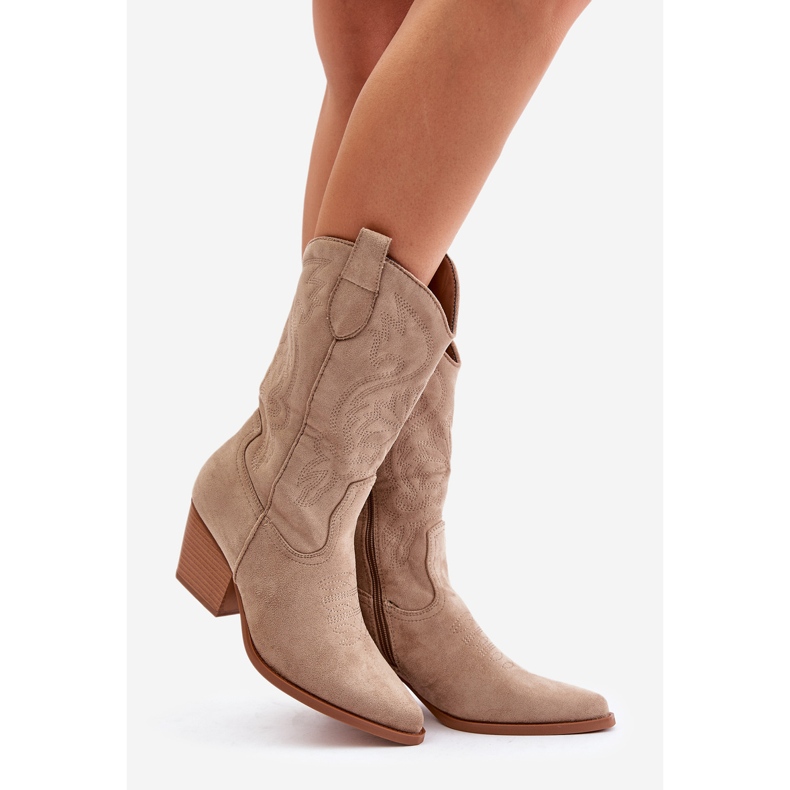 Stivali da cowboy da donna con tacco alto realizzati in Wendlis beige scamosciato ecologico 1