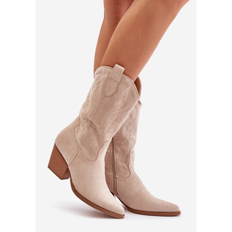 Stivali da cowboy da donna con tacco alto realizzati in Wendlis beige chiaro in pelle scamosciata ecologica 1