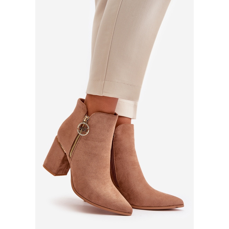 Stivali da donna con tacco alto e punta a punta Raisha in ecopelle scamosciata marrone caldo beige 1