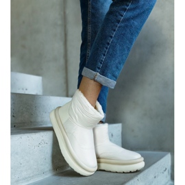 Doposci caldi beige sulla piattaforma Cores 1