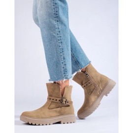 Stivaletti da donna beige realizzati in pelle scamosciata ecologica 1